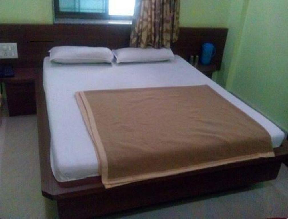 Sri Sai Sannidhi Hotel เชอร์ดี ภายนอก รูปภาพ